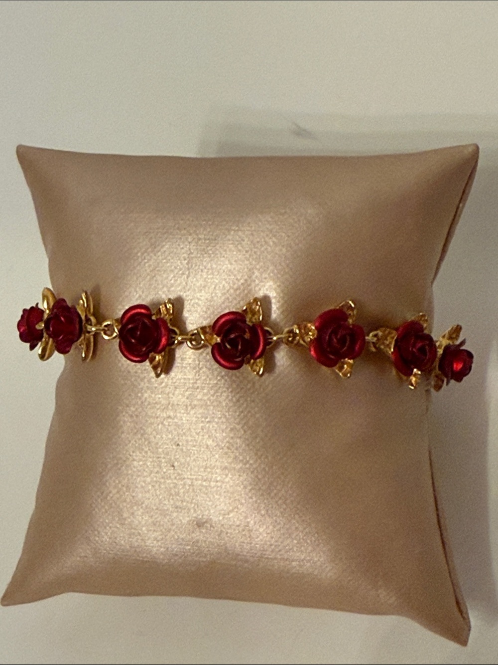 DANBURY MINT SIGNED VINTAGE BRACELET GOLD PLATE DOZEN RED ENAMEL ROSES 7.5”